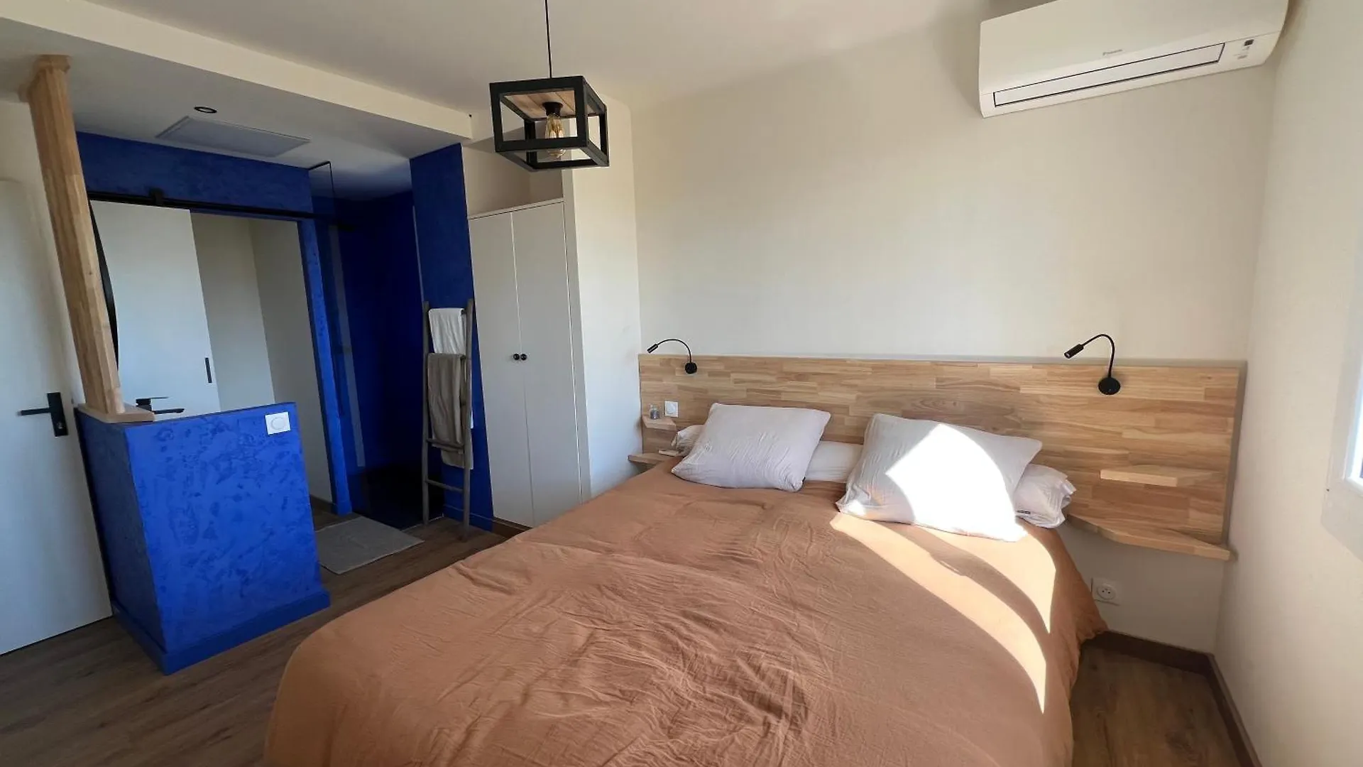 Maison Exotique Avec Piscine - Quatre Murs Et Un Toit Hyeres