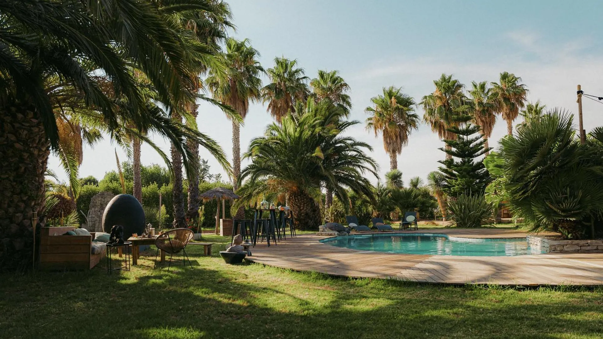 Maison Exotique Avec Piscine - Quatre Murs Et Un Toit Hyeres