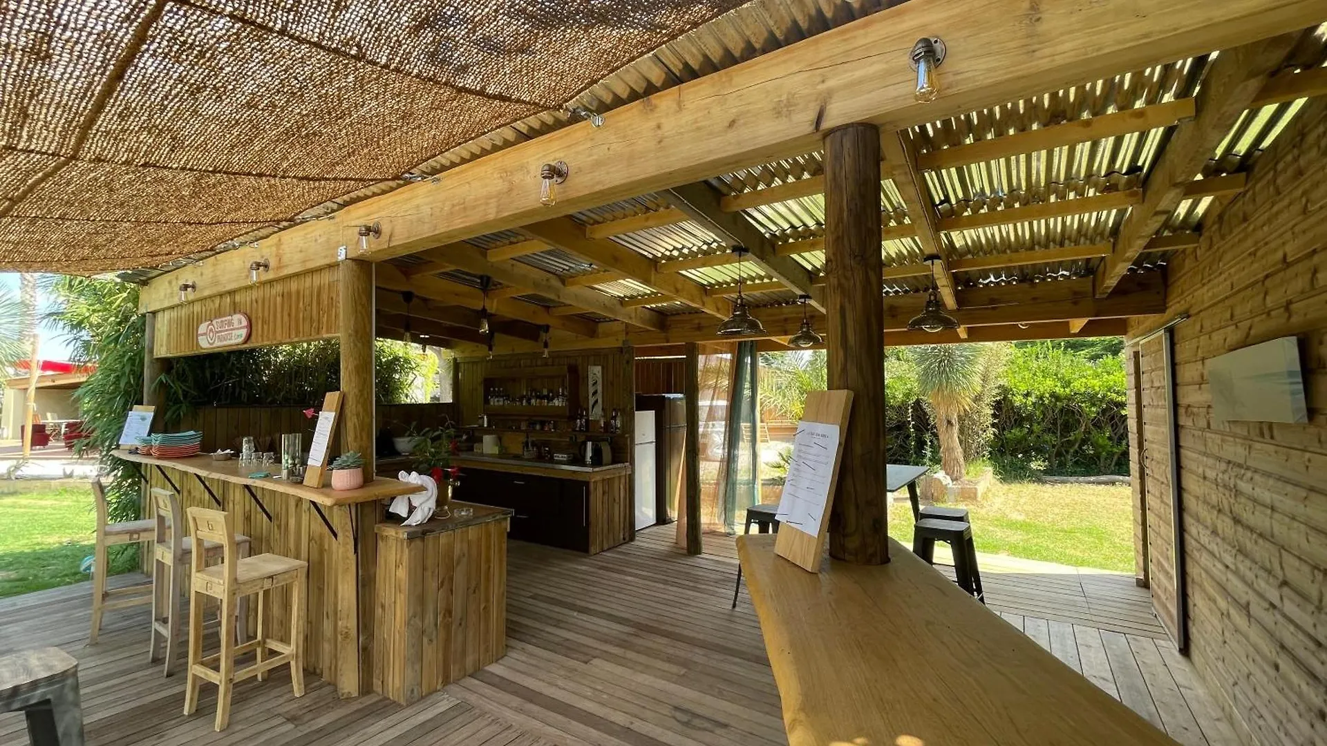 Maison Exotique Avec Piscine - Quatre Murs Et Un Toit Hyeres France